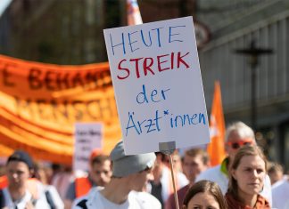 Warnstreik: 2.000 Ärzte gehen in Hamburg auf die Straße Eine Frau trägt ein Plakat mit der Aufschrift "Heute Streik der Ärzt*innen".
