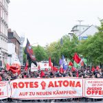 Demozug mit Banner bei den Demonstrationen am ersten Mai in Hamburg.