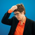 Annegret-Kramp-Karrenbauer-greift-an-Kopf