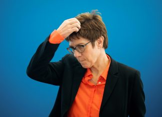 Geisterfahrerin im Internet Annegret Kramp-Karrenbauer greift sich an den Kopf.