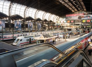 Hauptbahnhof nicht vollständig barrierefrei Blick in den Hamburger Hauptbahnhof und auf die Züge