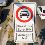 Das umstrittene Diesel-Fahrverbot Ein Fahrverbotsschild für Fahrzeuge mit Diesel-Motor bis Euro5 steht an der Max-Brauer-Allee.