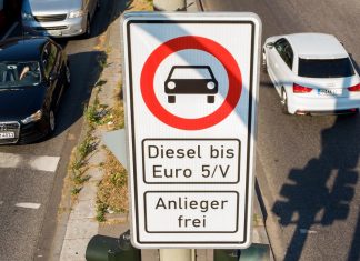 Das umstrittene Diesel-Fahrverbot Ein Fahrverbotsschild für Fahrzeuge mit Diesel-Motor bis Euro5 steht an der Max-Brauer-Allee.