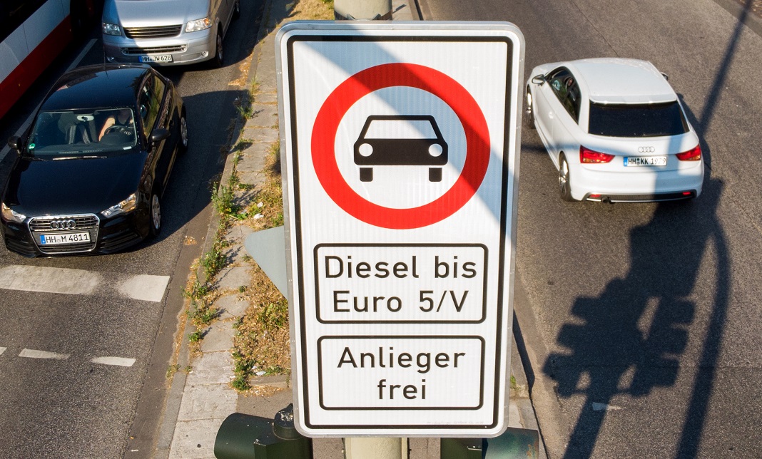 Ein Fahrverbotsschild für Fahrzeuge mit Diesel-Motor bis Euro5 steht an der Max-Brauer-Allee.