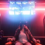 Eröffnung der Hafen-Erlebniswelt “Discovery Dock” Eine Besucherin der Discovery Docks steuert bei der Eröffnung der Hafen-Erlebniswelt mit Hilfe einer VR Brille virtuell einen Containerbrückenkran.