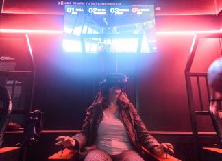 Eröffnung der Hafen-Erlebniswelt “Discovery Dock” Eine Besucherin der Discovery Docks steuert bei der Eröffnung der Hafen-Erlebniswelt mit Hilfe einer VR Brille virtuell einen Containerbrückenkran.