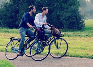 Wettbewerb der Hochschulradler Zwei Fahrradfahrer vor einer grünen Wiese
