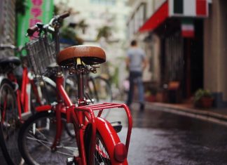 7 Orte, an denen du günstig ein Fahrrad kaufen kannst Fahrrad im Regen