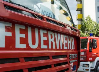 Fliegerbombe in Hamburg-Heimfeld: Entschärfung um Mitternacht Die Vorderseite eines Feuerwehrautos mit dem Schriftzug "Feuerwehr"
