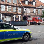 Fliegerbombe in Harburg: Weiträumige Evakuierung Einsatzkräfte der Feuerwehr und Polizei stehen am Fundort einer englischen 250-Kilogramm-Bombe mit Heckaufschlagzünder.