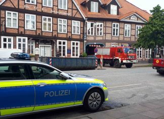 Fliegerbombe in Harburg: Weiträumige Evakuierung Einsatzkräfte der Feuerwehr und Polizei stehen am Fundort einer englischen 250-Kilogramm-Bombe mit Heckaufschlagzünder.