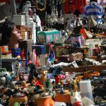 Die 7 besten Open-Air-Flohmärkte in Hamburg Diverse Trödel auf einem Flohmarkt.