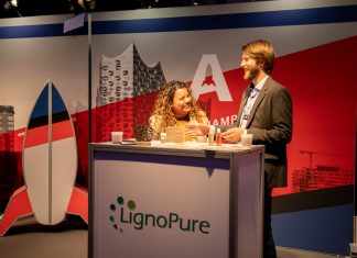 Ligno Pure: aufstrebendes Start-up Ligno Pure Stand bei der Award-Vergabe auf der Online Marketing Rockstars Digital-Messe