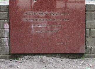 Bücherverbrennung: Die Erinnerung stirbt aus Tafel mit der Aufschrift: Damit nie wieder Bücher, Städte und Menschen verbrannt werden. Nie wieder Faschismus! Nie wieder Krieg!