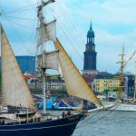 Altes Segelschiff auf der Elbe, im Hintergrund das Elbufer und die St. Michaelis Kirche (Michel)