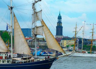 Hafengeburtstag 2019: Gut gelaunt ins Getümmel Altes Segelschiff auf der Elbe, im Hintergrund das Elbufer und die St. Michaelis Kirche (Michel)