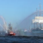 In Hamburg sagt man Tschüss: Bei der Auslaufparade verlassen die Schiffe den Hamburger Hafen wieder.