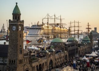 Eine Million Besucher feiern Hafengeburtstag 2019 Das Kreuzfahrtschiff "Aidaperla" fährt beim Hafengeburtstag an den Landungsbrücken vorbei.
