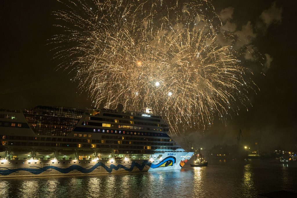 Feuerwerk beim Hafengeburtstag, im Vordergrund ein Kreuzfahrtschiff von AIDA