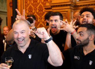 Es geht doch: Hamburgs einziger Erstligist Towers-Coach Mike Taylor scherzt beim Rathausempfang mit seinen Spielern.