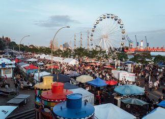 Kommentar: Keine Lust auf Hafengeburtstag Blick auf die Hafenmeile des Hafengeburtstags 2018 mit seinen Essensständen, einem Riesenrad und einer Menschenmasse.