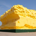 Kunstinstallation: Das ist doch Käse! Das Kunstobjekt "Der Schwamm" steht zerfetzt an der Binnenalster.