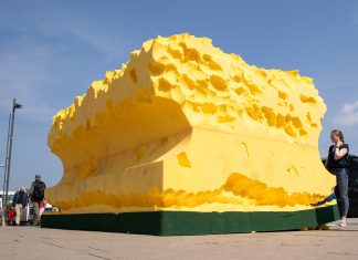 Kunstinstallation: Das ist doch Käse! Das Kunstobjekt "Der Schwamm" steht zerfetzt an der Binnenalster.