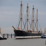 Deutsches Hafenmuseum kommt nach Grasbrook Das Museumsschiff Peking ist vor dem Stör-Sperrwerk mit Hilfe von zwei Schleppern in Richtung Peters-Werft unterwegs.
