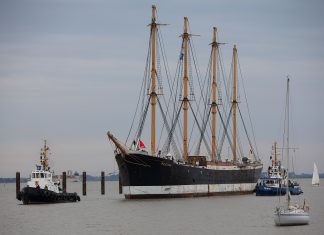 Deutsches Hafenmuseum kommt nach Grasbrook Das Museumsschiff Peking ist vor dem Stör-Sperrwerk mit Hilfe von zwei Schleppern in Richtung Peters-Werft unterwegs.