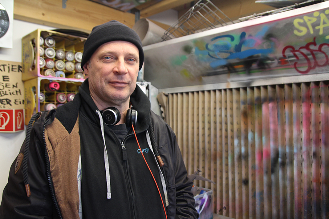 Olaf Terholz, Mitbegründer der Street Art School, im Atelier.