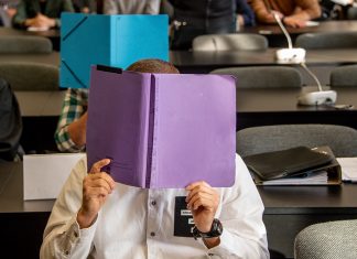 Falsche Polizisten und ein Laster voller Kokain Zwei der acht Angeklagten im Prozess wegen Raubes und Handeltreibens mit Kokain warten auf den Prozessbeginn. Die Angeklagten sollen sich mit unbekannten Mittätern 1100 Kilogramm reines Kokain beschafft haben. Das Kokain war im Oktober 2018 in einem mit Gelatine beladenen Container von Brasilien nach Hamburg transportiert worden. Um an das Kokain zu kommen, sollen sie den Lkw auf dem weiteren Transportweg angehalten und dessen Fahrer gefesselt haben.