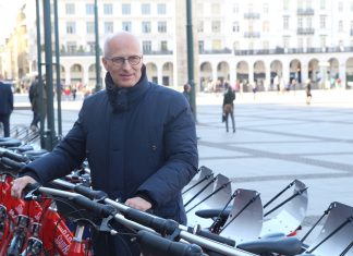 55 Prozent weniger CO2 bis 2030 Erster Bürgermeister von Hamburg Peter Tschentscher neben Stadträdern