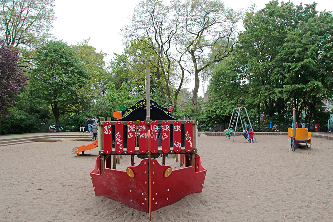 Ein Spielplatz vor dem Mahnmal am Kaiser-Friedrich-Ufer.