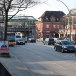 August-Krogmann-Straße mit U-Bahnhof Farmsen im Hintergrund