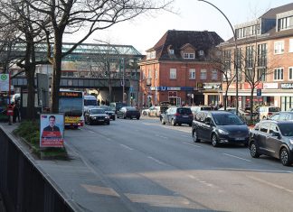 Farmsen: Das Dorf in der Großstadt Die August-Krogmann-Straße in Farmsen mit dem U-Bahnhof im Hintergrund.