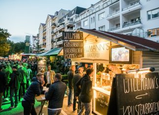 Hamburgs Straßenfeste: Feiern zwischen Kantsteinen Essenststand auf dem Uhlenhorster Stadtteilfest.