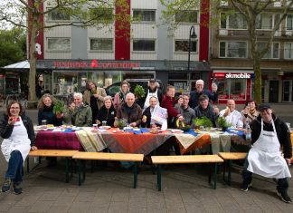 Gemeinsam Futtern in Altona Die Kooperationspartner des Kulturfutters posieren an einer aufgebauten Essenstafel in Altona
