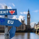 Welche Folgen hätte der Brexit für Studierende? Ein EU-Schild und ein Brexit-Schild zeigen in verschiedene Richtung, im Hintergrund der Big Ben