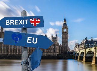 Welche Folgen hätte der Brexit für Studierende? Ein EU-Schild und ein Brexit-Schild zeigen in verschiedene Richtung, im Hintergrund der Big Ben