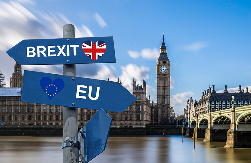 Ein EU-Schild und ein Brexit-Schild zeigen in verschiedene Richtung, im Hintergrund der Big Ben