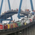 Staugefahr in Waltershof wegen Brückenreparatur Sperrung der Köhlbrandbrücke: Container-LKW stauen sich auf der Köhlbrandbrücke im Hamburger Hafen.