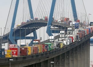 Staugefahr in Waltershof wegen Brückenreparatur Sperrung der Köhlbrandbrücke: Container-LKW stauen sich auf der Köhlbrandbrücke im Hamburger Hafen.