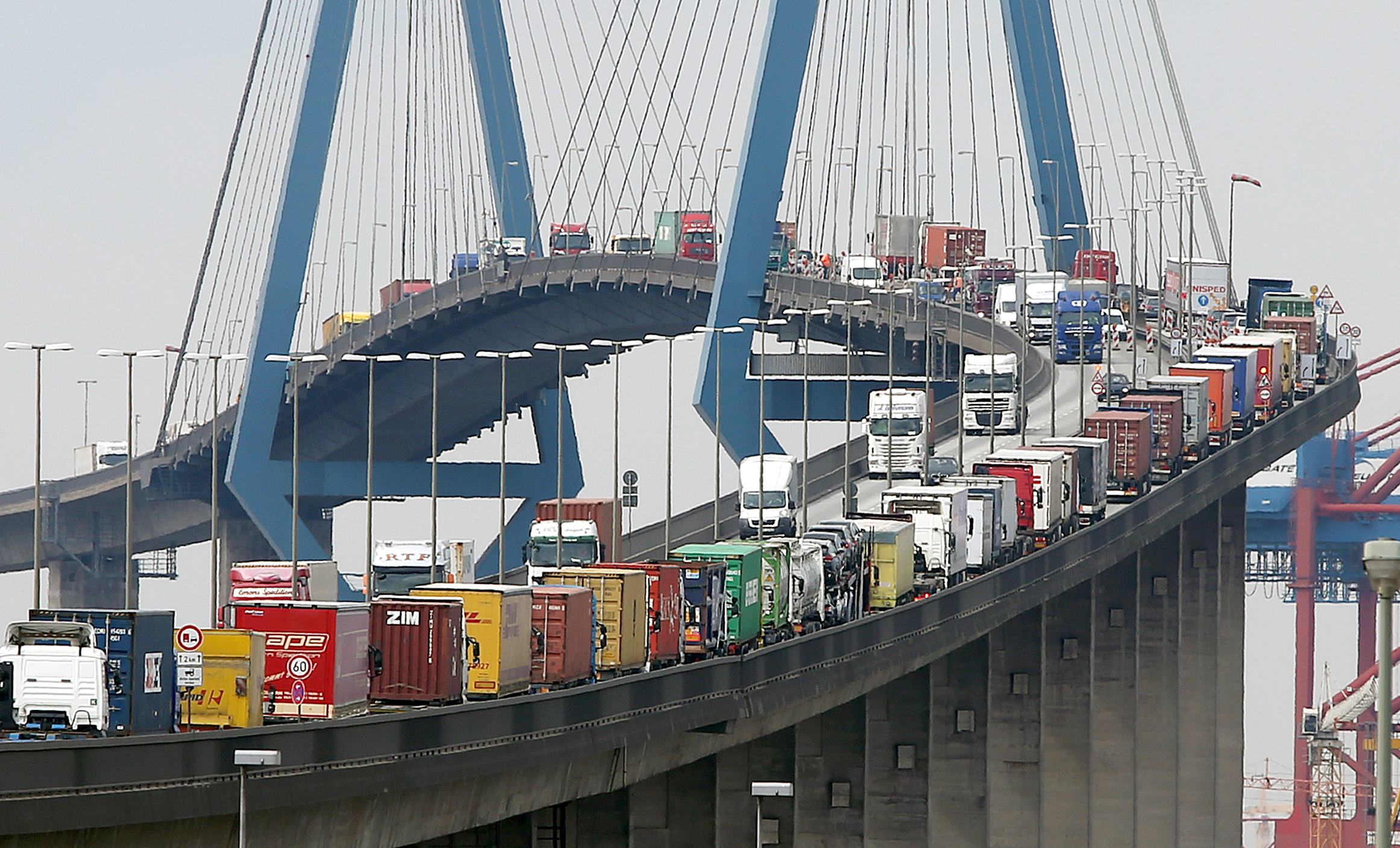 Sperrung der Köhlbrandbrücke: Container-LKW stauen sich auf der Köhlbrandbrücke im Hamburger Hafen.