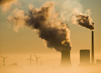 Umweltministerkonferenz diskutiert über CO2-Steuer Kohlekraftwerk Mehrum mit Windrädern im Hintergrund