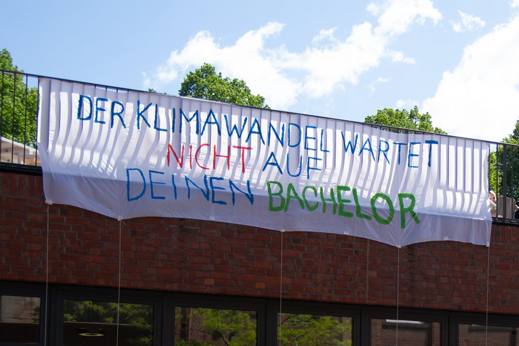 Das Banner mit der Aufschrift "Der Klimawandel wartet nicht auf deinen Bachelor".