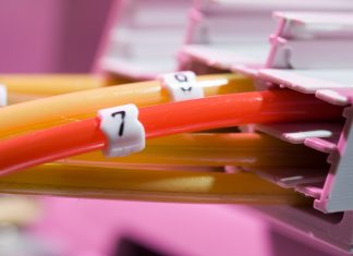 Schnelles Internet bis 2021: Telekom schließt Lücken Bunte Glasfaserleitungen in der Vermittlungsstelle Stuttgart Schockenriedstrasse. Bild von 2006