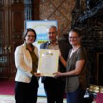 Hamburg bleibt Fair Trade Town Im Rathaus übergab Dieter Overath, Geschäftsführer von Fairtrade Deutschland, die entsprechende Urkunde an Staatsrätin Dr. Annette Tabbara, Senatskanzlei, und an Christine Priessner, Projektkoordinatorin der Fair Trade Stadt Hamburg.