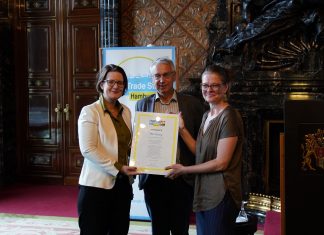 Hamburg bleibt Fair Trade Town Im Rathaus übergab Dieter Overath, Geschäftsführer von Fairtrade Deutschland, die entsprechende Urkunde an Staatsrätin Dr. Annette Tabbara, Senatskanzlei, und an Christine Priessner, Projektkoordinatorin der Fair Trade Stadt Hamburg.