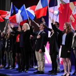 Französischer Populismus im Metropolis Kino Politiker und Wahlhelfer schwingen auf einer Bühne die französische Flagge. Eine Szene aus dem Film „Das ist unser Land“, präsentiert zur Europawoche.