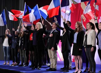 Französischer Populismus im Metropolis Kino Politiker und Wahlhelfer schwingen auf einer Bühne die französische Flagge. Eine Szene aus dem Film „Das ist unser Land“, präsentiert zur Europawoche.
